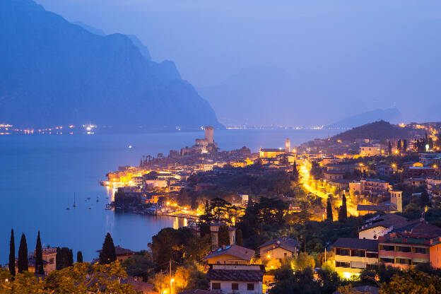 Blick auf Malcesine am Gardasee zur blauen Stunde