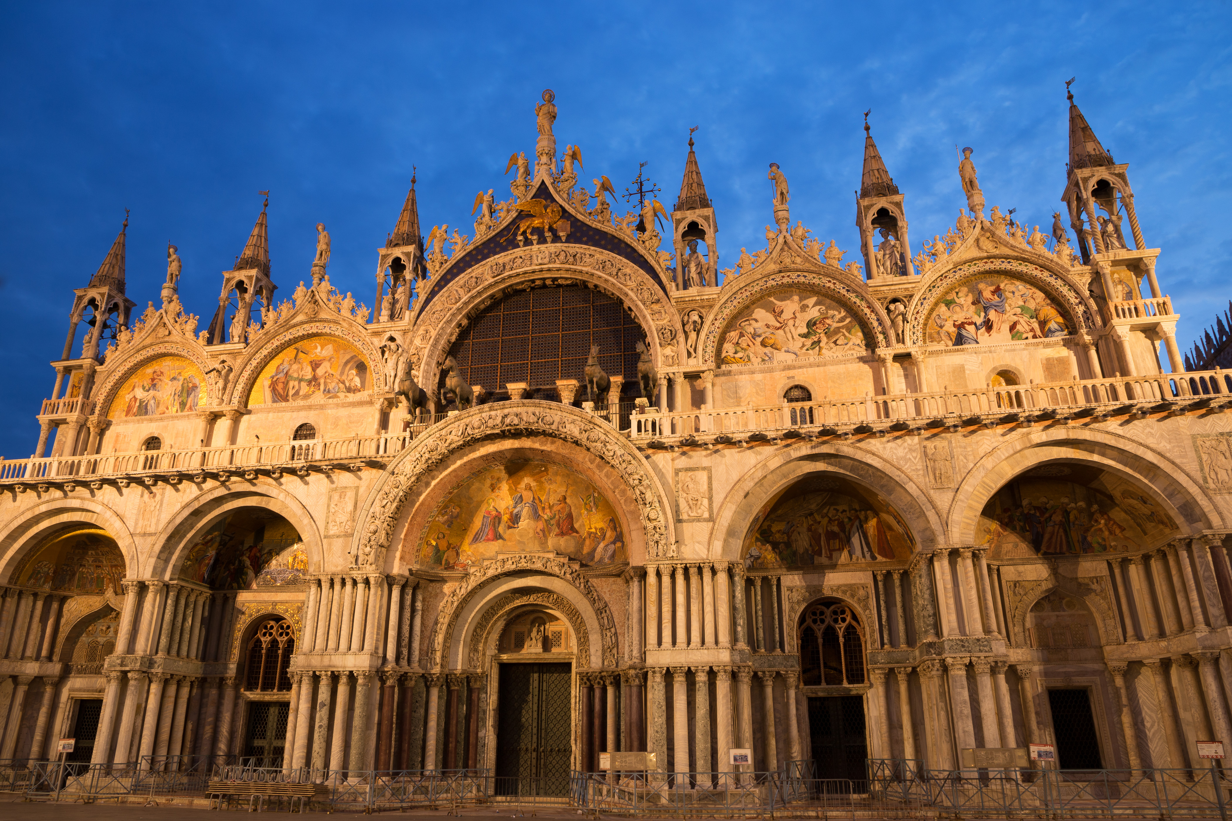 Markuskirche in Venedig zur blauen Stunde