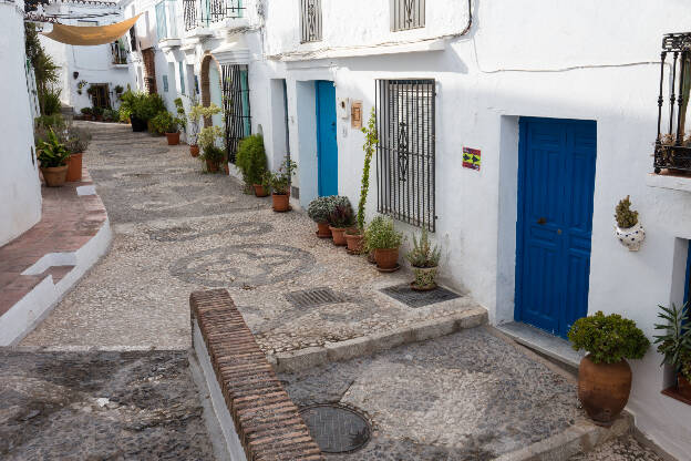 Hauseingänge mit blauen Türen in einer Gasse in Frigiliana