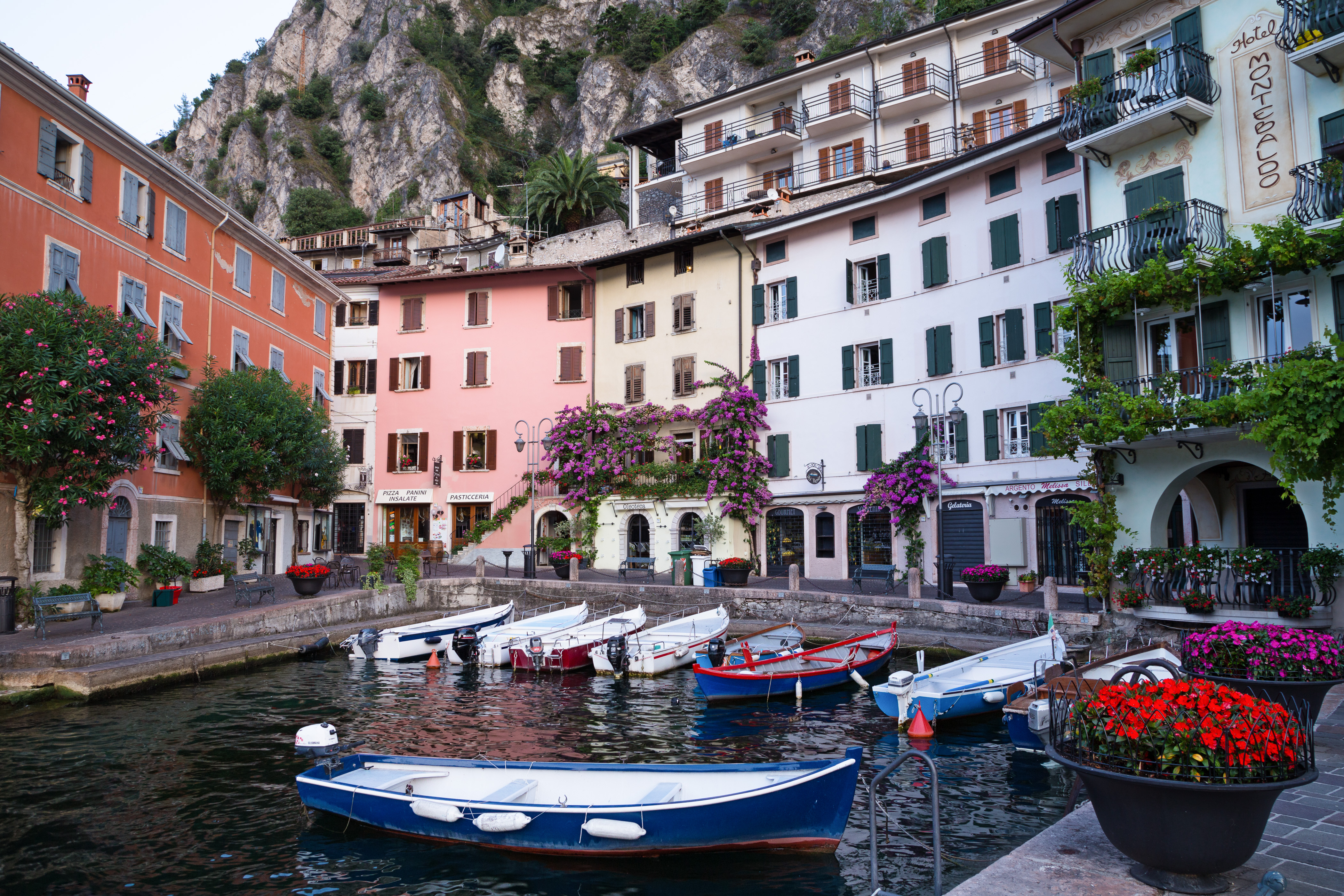 kleiner Hafen mit Booten in Limone sul Garda