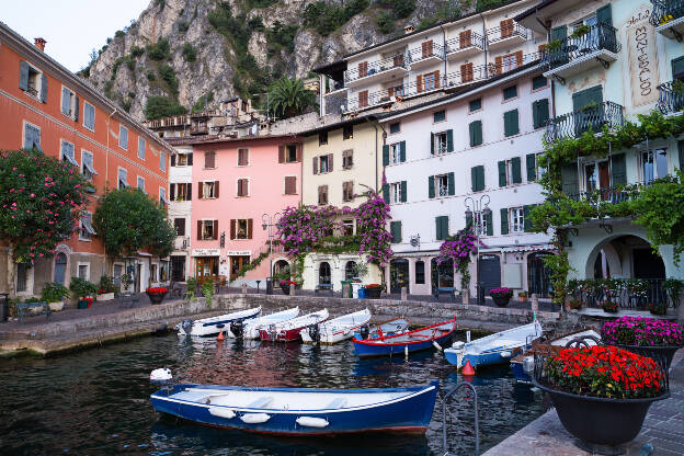 kleiner Hafen mit Booten in Limone sul Garda