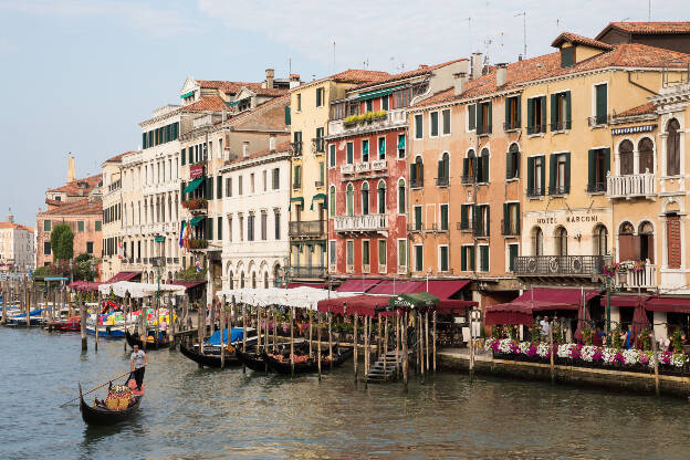 Gondoliere auf dem Canal Grande in Venedig