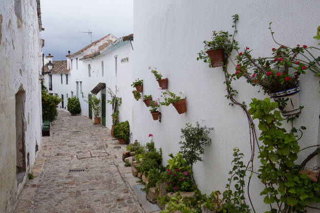 enge Gasse im Dorf Castellar de la Frontera