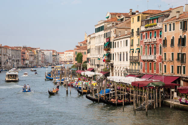 Boote auf dem Canal Grande in Venedig