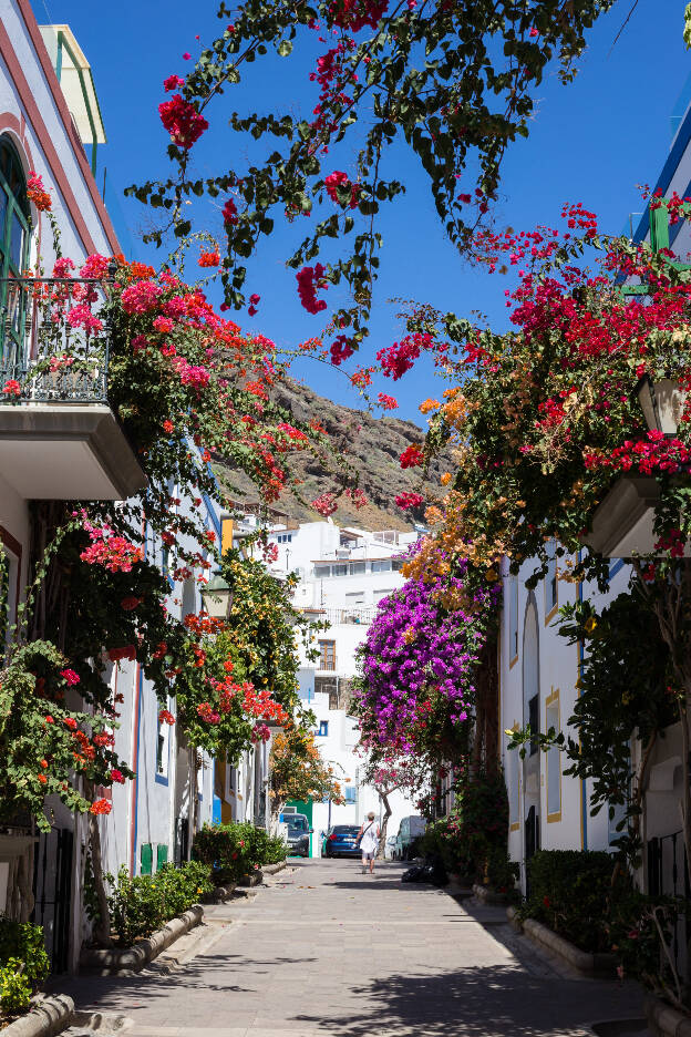 Gasse in Puerto de Mogán mit Blumen