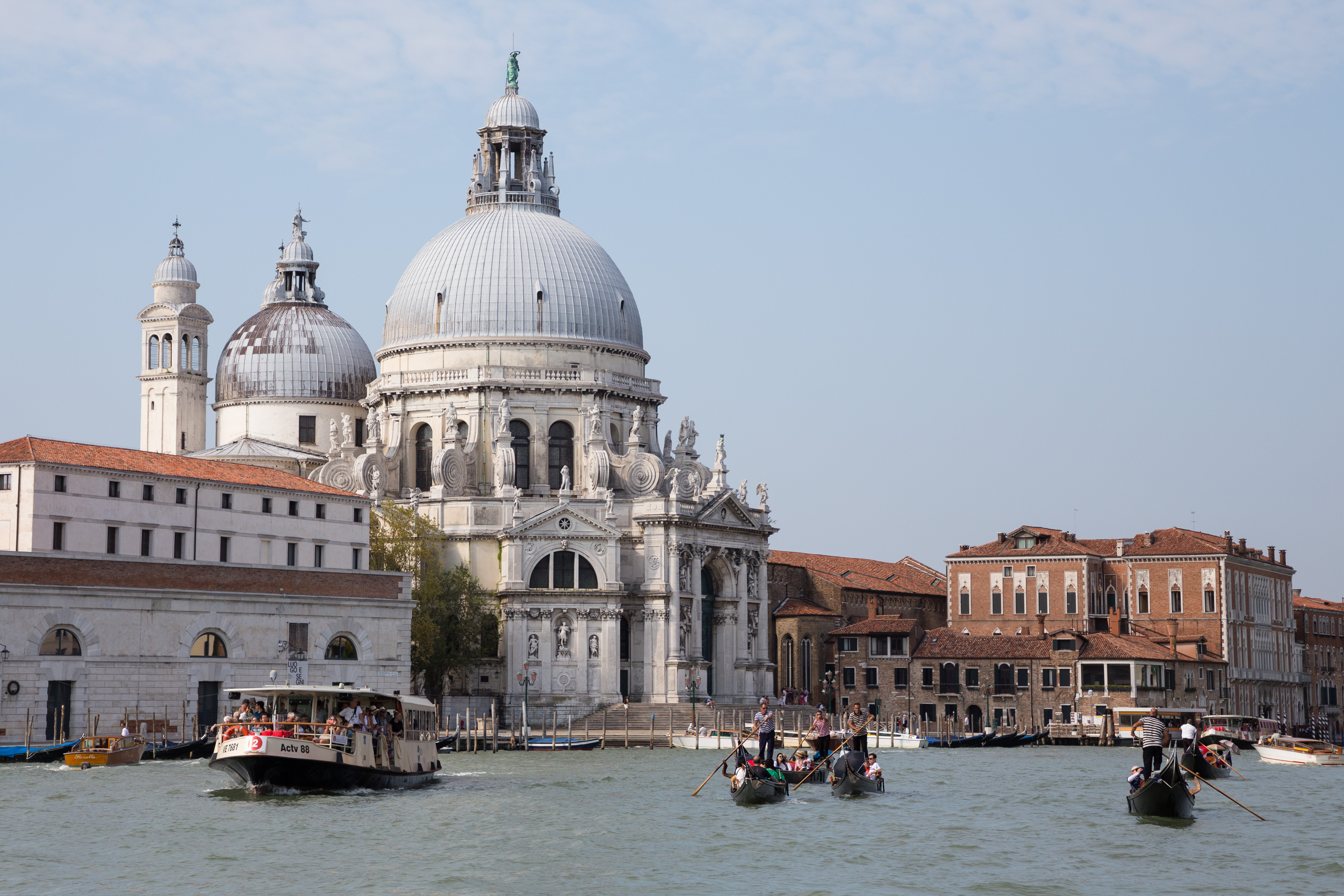 Boote auf dem Canal Grande vor der Santa Maria della Salute Kirc