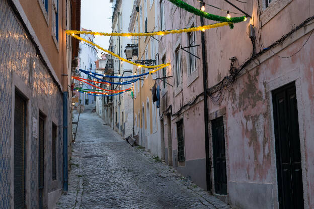 Lichterketten in einer Gasse in Lissabon