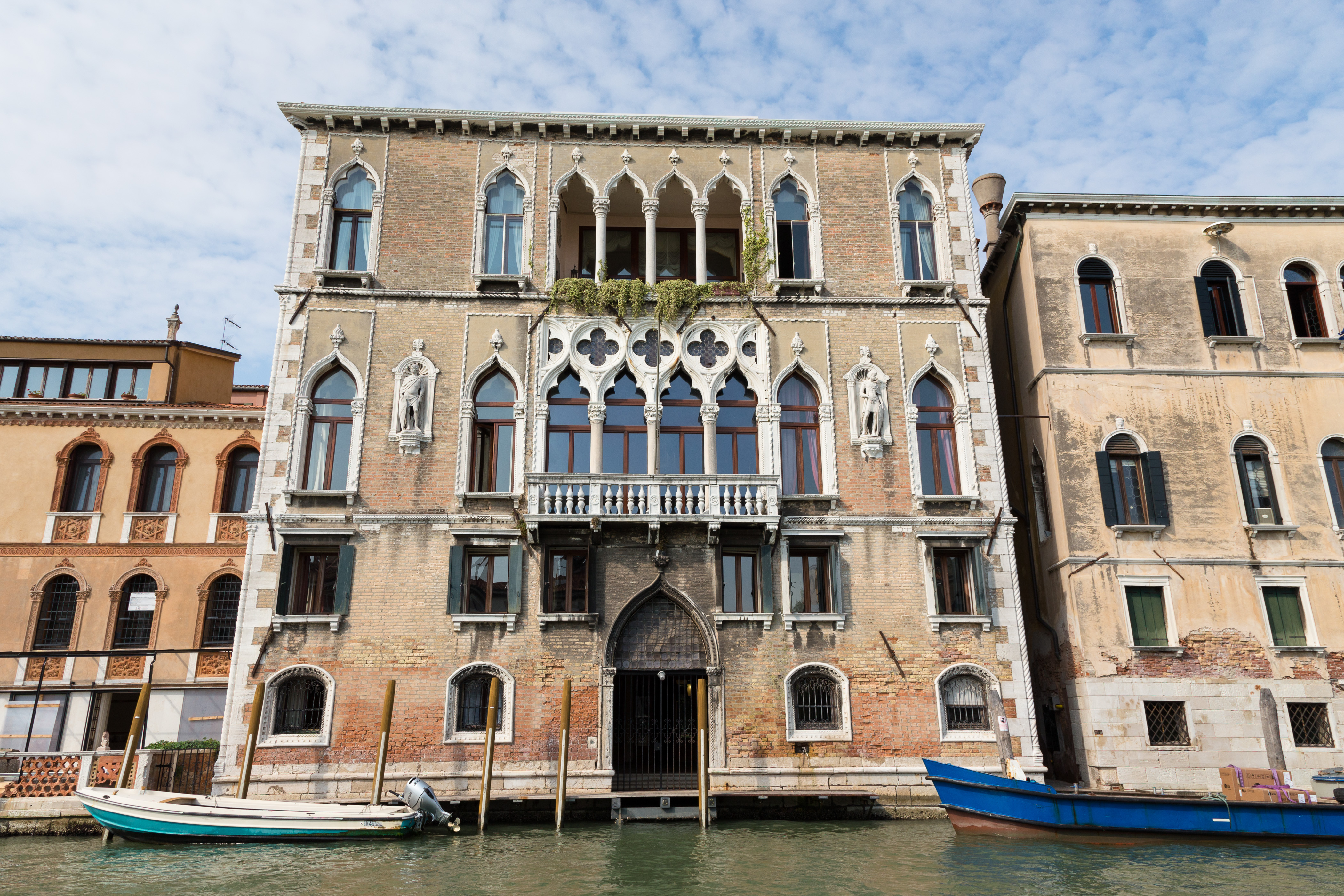 historisches Haus mit Booten am Canal Grande