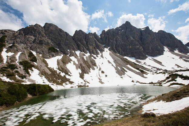 Eisschollen am See unter der Lachenspitze