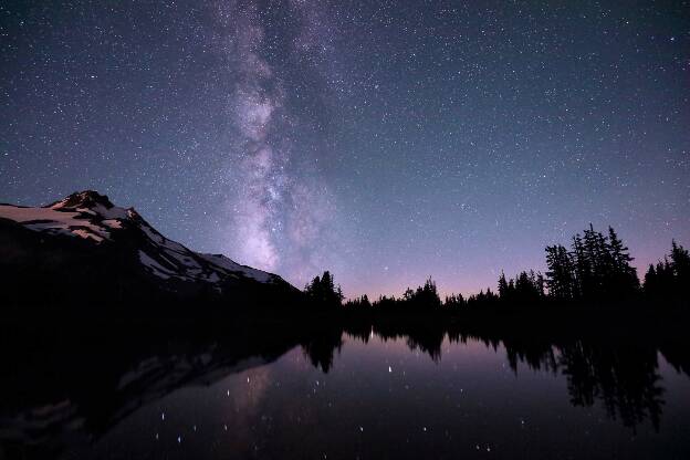 Milchstraße spiegelt sich im Russel Lake am Mt. Jefferson