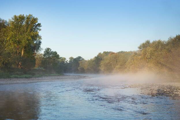 Nebel über einem Fluss