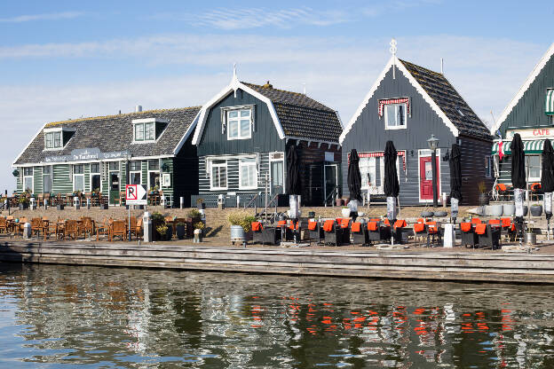 alte Häuser am Hafen von Marken